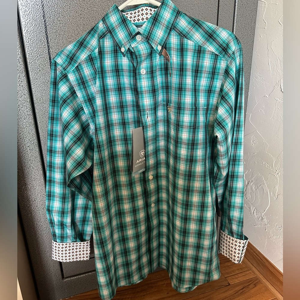 Men’s XS Ariat button down long sleeve